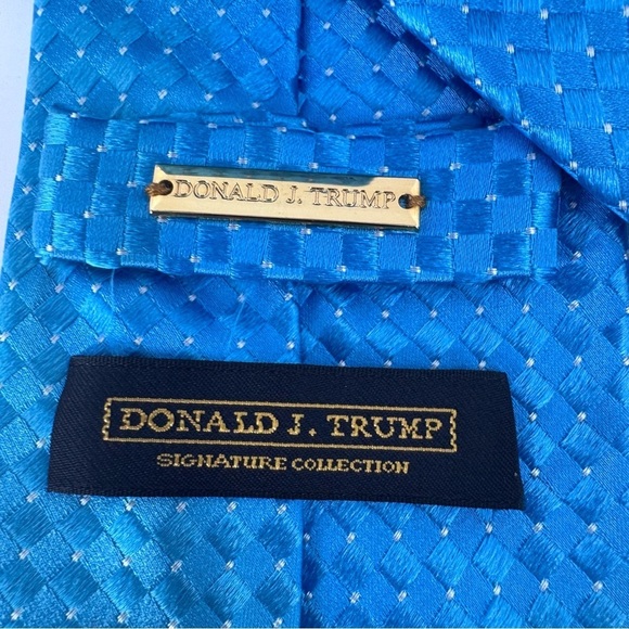Donald Trump Silk Signature Collection Luxury Blue Textured Geometric Tie - Picture 6 of 8